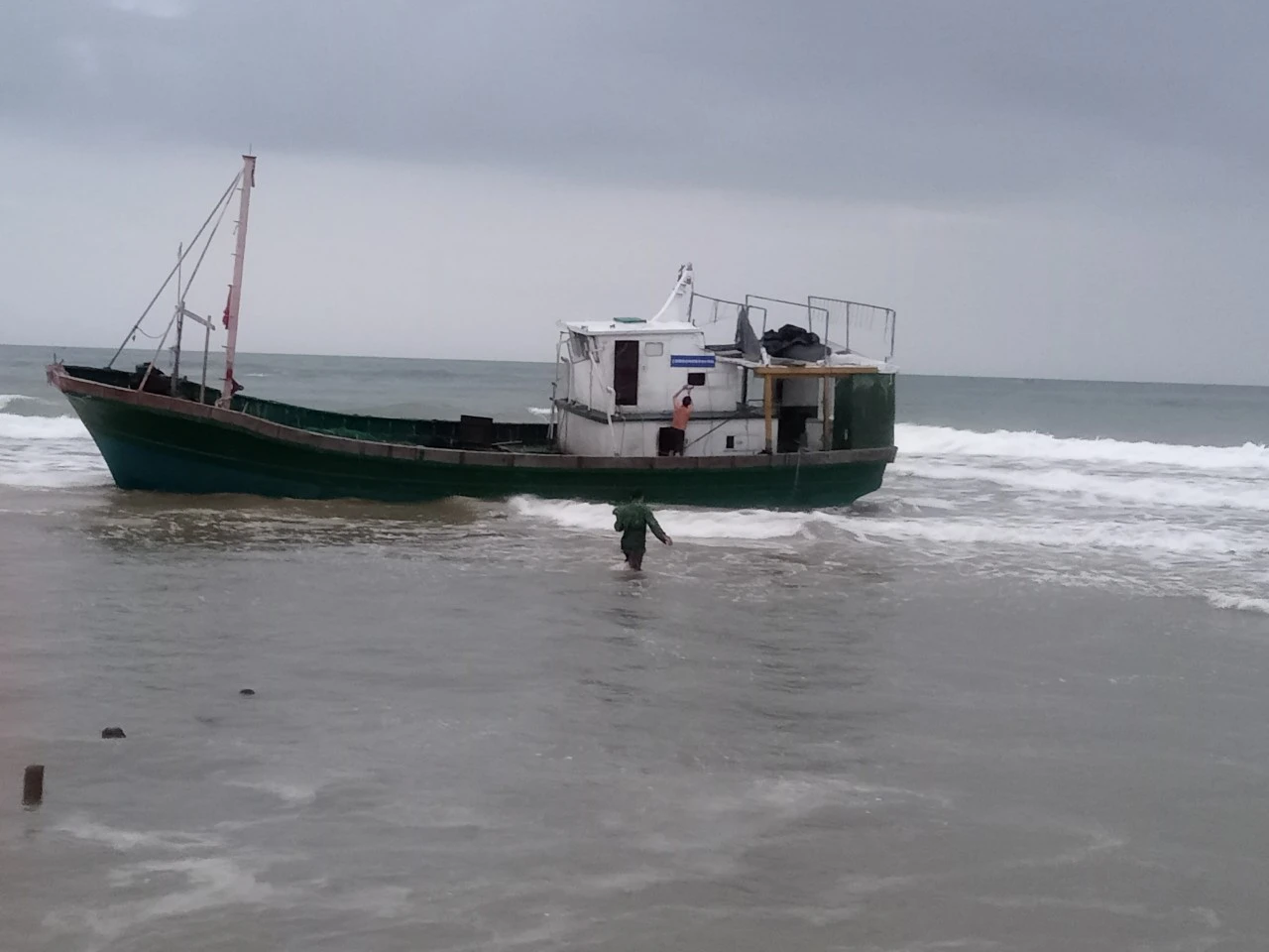 'Tàu lạ' không người lái dạt vào bờ biển Quảng Trị- Ảnh 1.