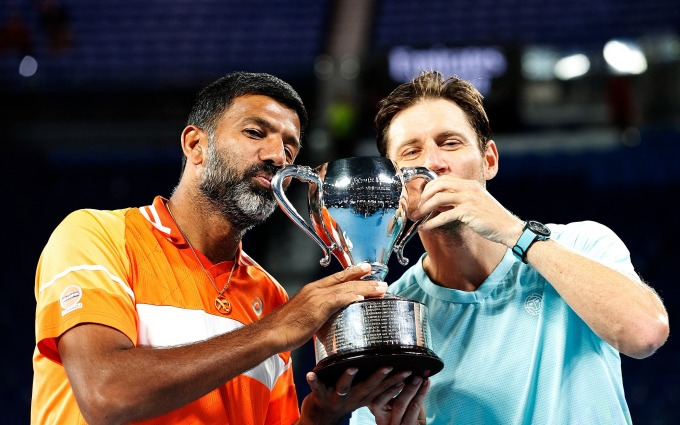 Bopanna (trái) và Ebden bên chiếc cup vô địch đôi nam Australia Mở rộng. Ảnh: ATP