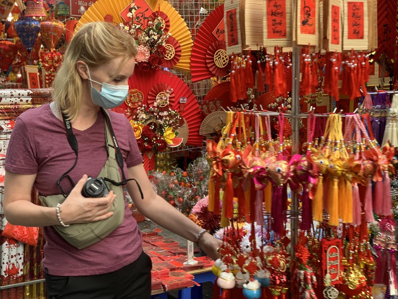 Khách nước ngoài tham quan, mua sắm tại phố Hàng Mã. Ảnh: Nhật Minh