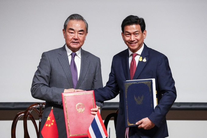 Ngoại trưởng Trung Quốc Vương Nghị (trái) và Ngoại trưởng Thái Lan Parnpree Bahiddha-Nukara bắt tay trong lễ ký thỏa thuận miễn thị thực tại Bangkok ngày 28/1. Ảnh: Reuters