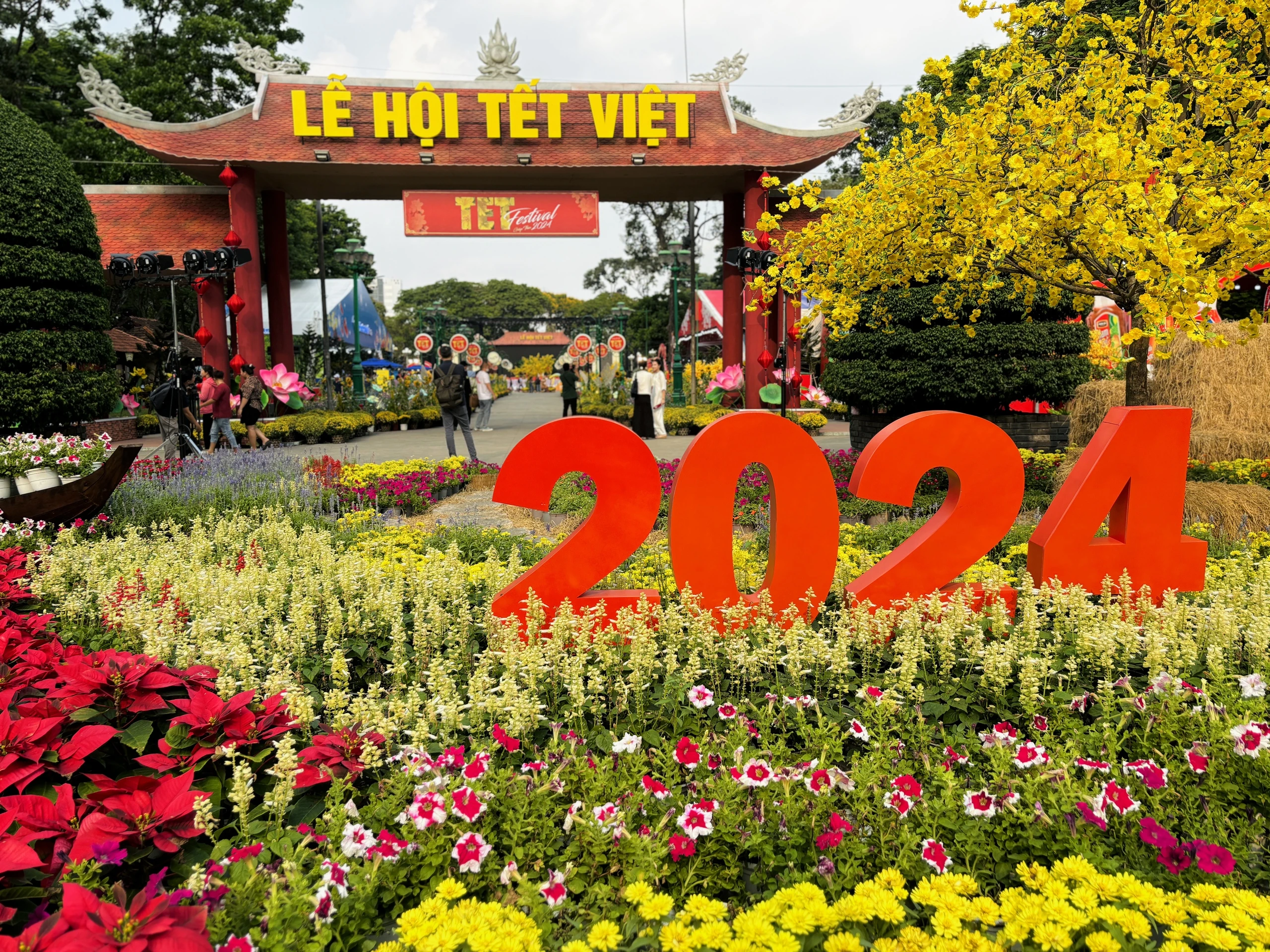 'Thiên đường' món ngon thu hút người dân TP.HCM trong Lễ hội Tết Việt- Ảnh 1. 'Thiên đường' món ngon thu hút người dân TP.HCM trong Lễ hội Tết Việt- Ảnh 1.