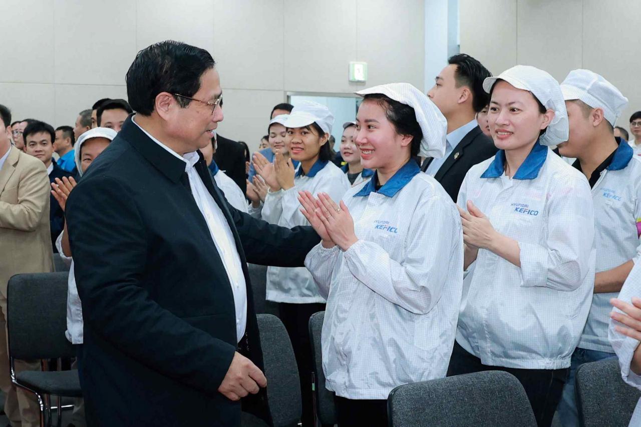 Thu-Tuong-Tang-Qua-C-02-3 - Vietnam.vn Thủ tướng Chính phủ thăm hỏi, động viên công nhân Công ty TNHH Huyndai Kefico Việt Nam. Ảnh: Nguyễn Hải
