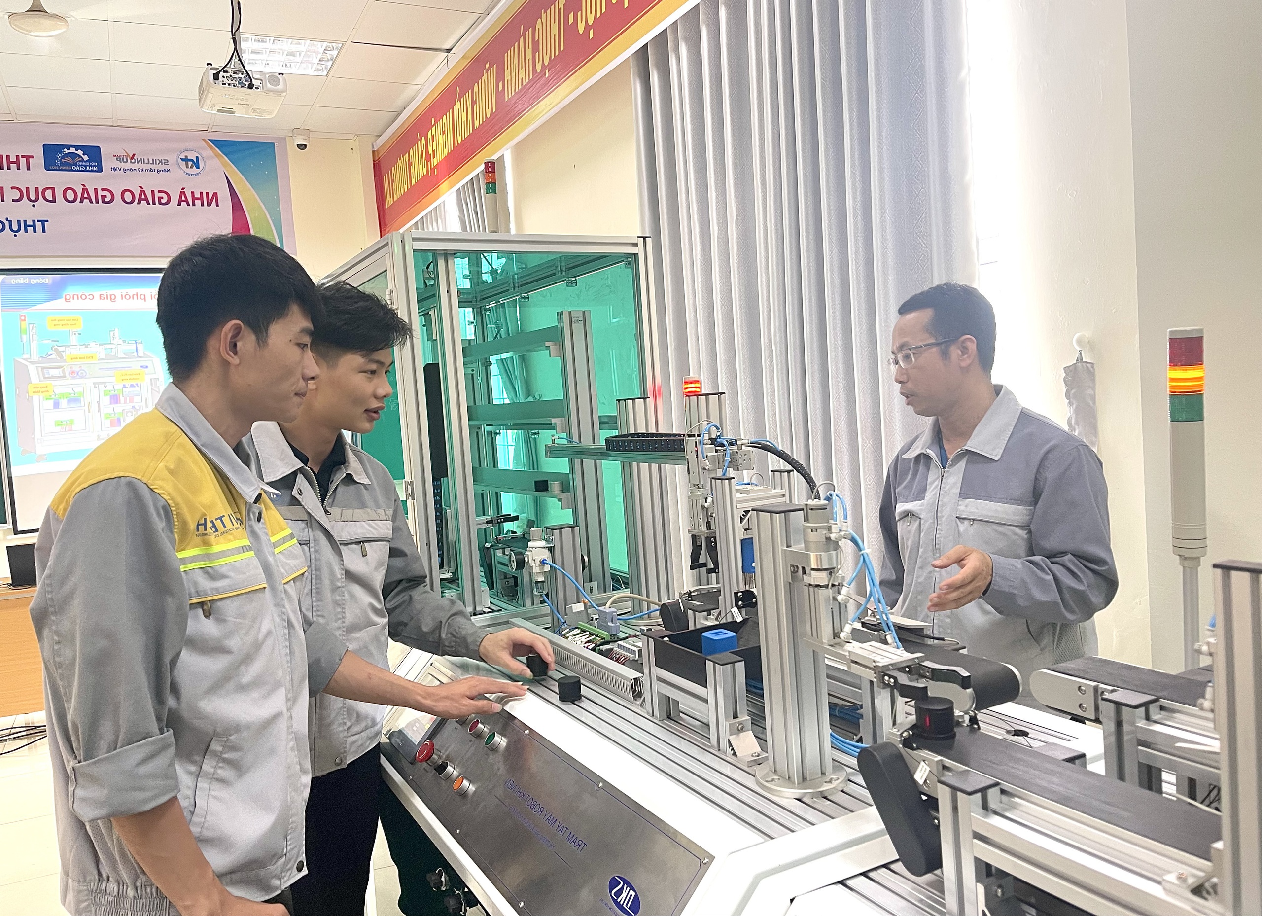 Thu hút 120.000 nghệ nhân, chuyên gia và 3.000 nhà khoa học vào trường nghề- Ảnh 1. Thu hút 120.000 nghệ nhân, chuyên gia và 3.000 nhà khoa học vào trường nghề- Ảnh 1.