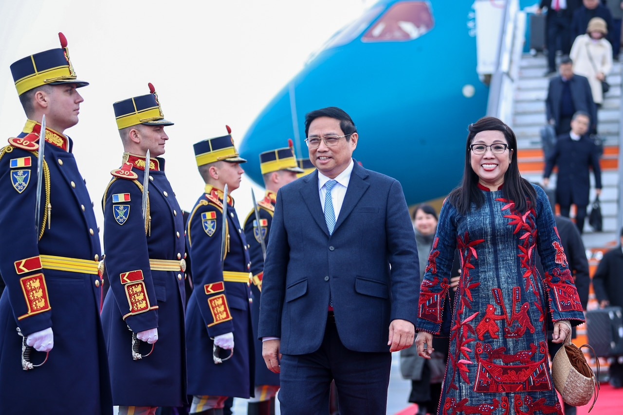 Thủ tướng Phạm Minh Chính đến Bucharest, bắt đầu thăm chính thức Romania- Ảnh 2.