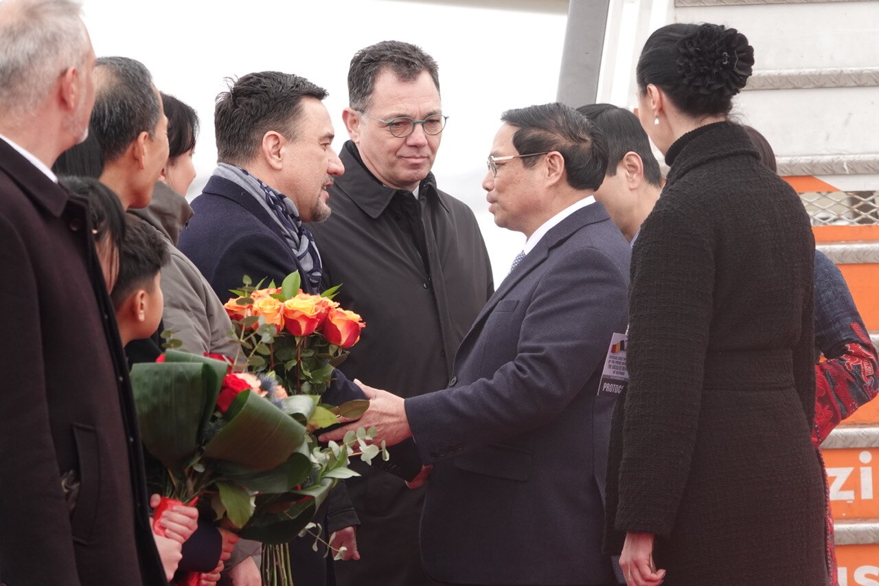 Thủ tướng Phạm Minh Chính đến Bucharest, bắt đầu thăm chính thức Romania- Ảnh 1.