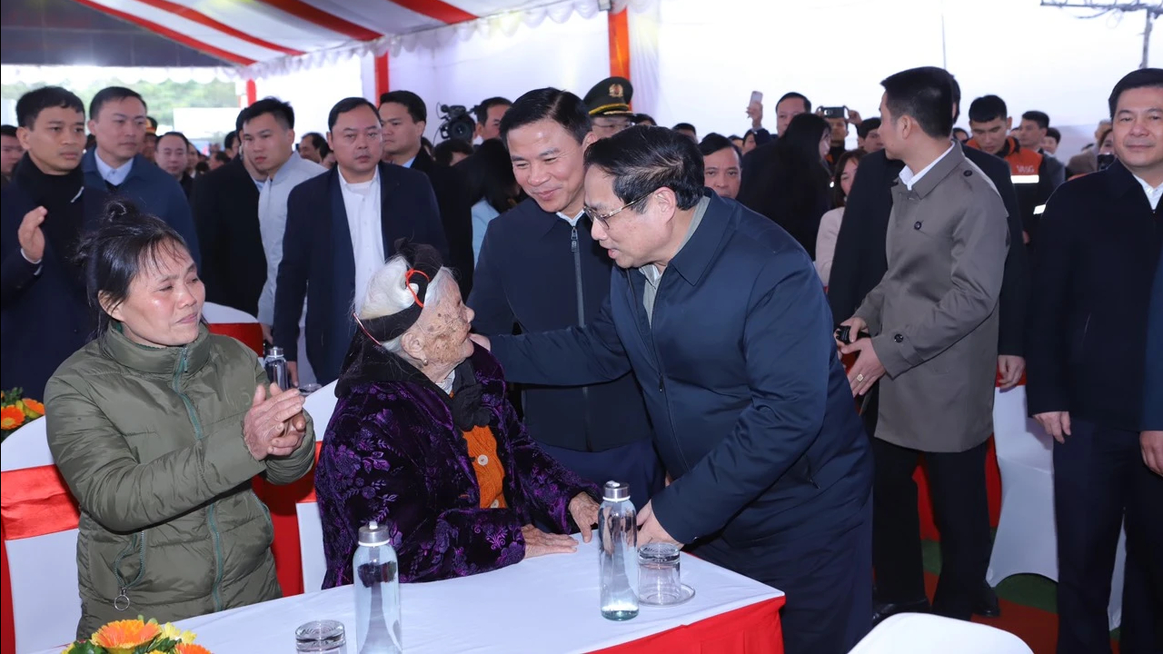 Thủ tướng Phạm Minh Chính thăm, tặng quà người nghèo và công nhân tại Thanh Hóa- Ảnh 1. Thủ tướng Phạm Minh Chính thăm, tặng quà người nghèo và công nhân tại Thanh Hóa- Ảnh 1.