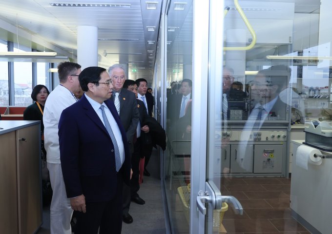 Thủ tướng Phạm Minh Chính thăm trụ sở chính Công ty Gedeon Richter, sáng ngày 19/1 tại Budapest, Hungary. Ảnh: Dương Giang