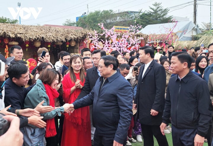 Người dân Thanh Hóa chào đón Thủ tướng Phạm Minh Chính.