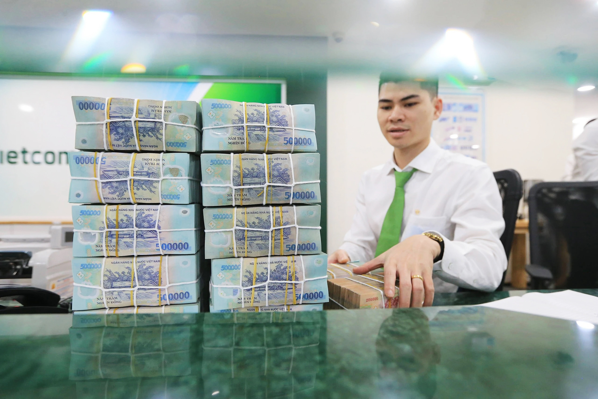 Vietcombank giảm lãi suất tiết kiệm xuống còn 1,7%/năm Ảnh: NGỌC THẮNG Vietcombank giảm lãi suất tiết kiệm xuống còn 1,7%/năm Ảnh: NGỌC THẮNG