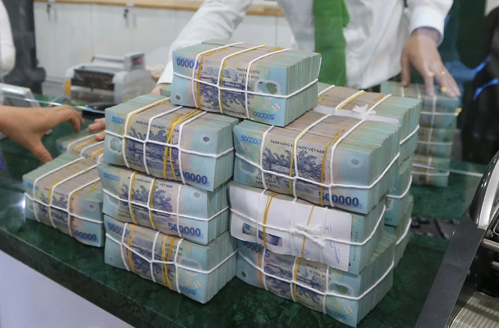 Tiết kiệm lao dốc, người gửi tiền hụt hẫng- Ảnh 1. Tiết kiệm lao dốc, người gửi tiền hụt hẫng- Ảnh 1.