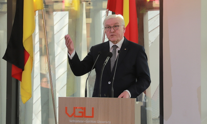 Tổng thống Đức Frank-Walter Steinmeier nói chuyện với sinh viên trường Đại học Việt - Đức, chiều 24/1. Ảnh: VGU