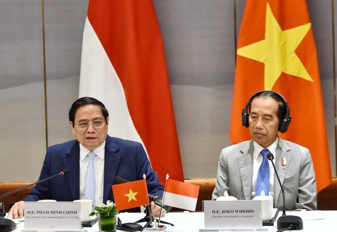 Thủ tướng Phạm Minh Chính và Tổng thống Joko Widodo đối thoại với doanh nghiệp sáng 13/1. Ảnh: Giang Huy