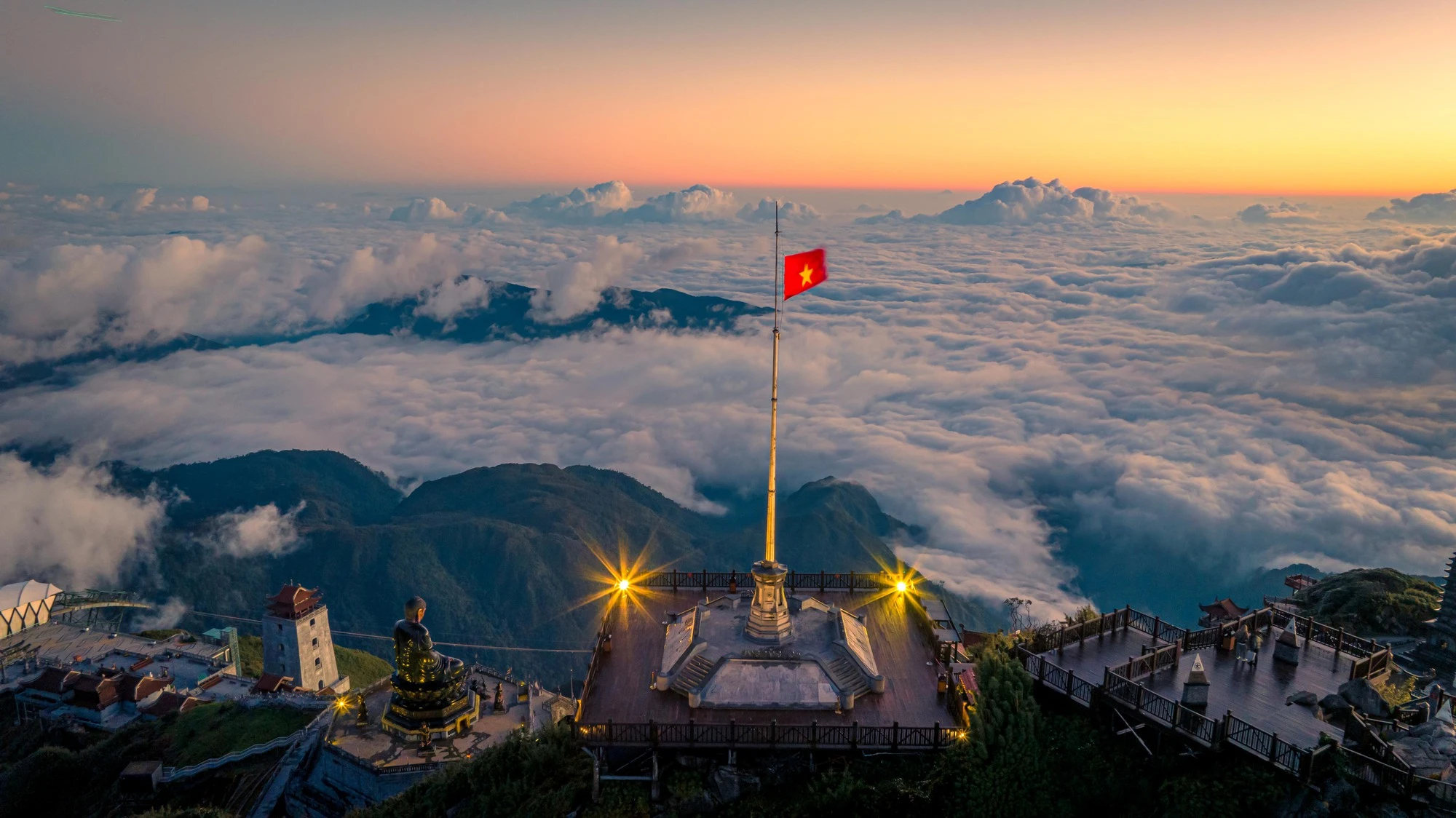 Trải nghiệm 'có một không hai' trên đỉnh núi huyền thoại Tây Bắc- Ảnh 6. Trải nghiệm 'có một không hai' trên đỉnh núi huyền thoại Tây Bắc- Ảnh 6.