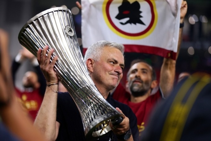 Mourinho giành Conference League 2022 cho Roma sau trận chung kết thắng Feyenoord 1-0 tại Tirana, Albania. Ảnh: Reuters