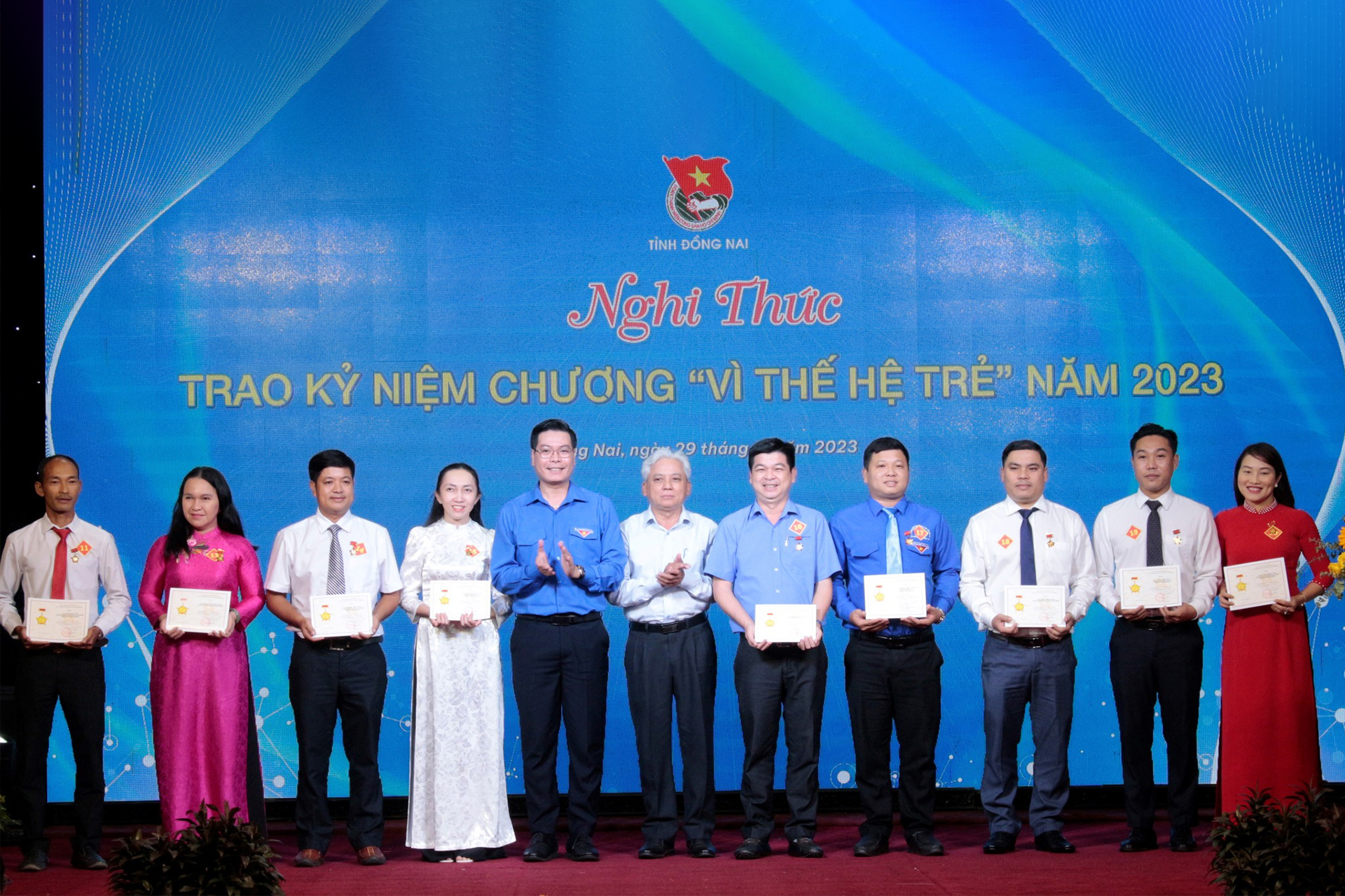 Anh Trần Nhật Quang - Nguyên Bí thư Đoàn Thanh niên THACO (đứng thứ ba từ phải sang) nhận Kỷ niệm chương “Vì thế hệ trẻ” 1920x1280