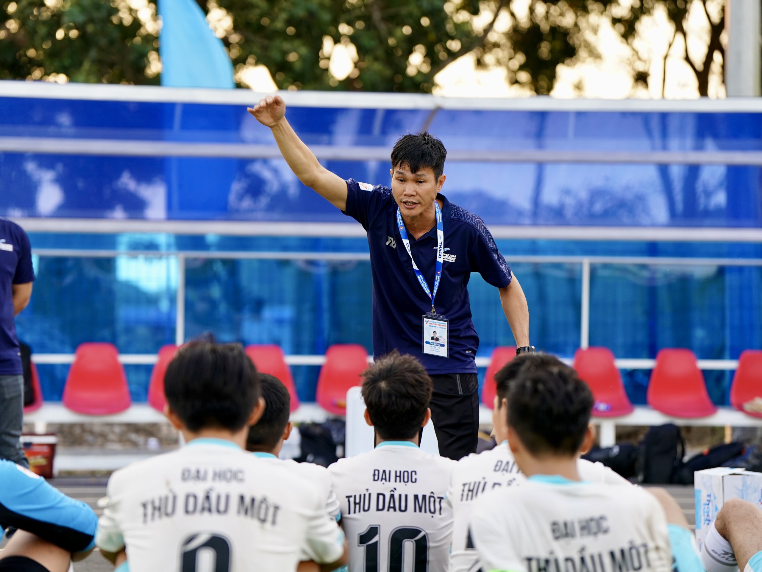 HLV Lê Văn Tèo đã chỉ đạo các càu thủ Trường ĐH Thủ Dầu Một chơi ấn tượng trong trận ra quân HLV Lê Văn Tèo đã chỉ đạo các càu thủ Trường ĐH Thủ Dầu Một chơi ấn tượng trong trận ra quân