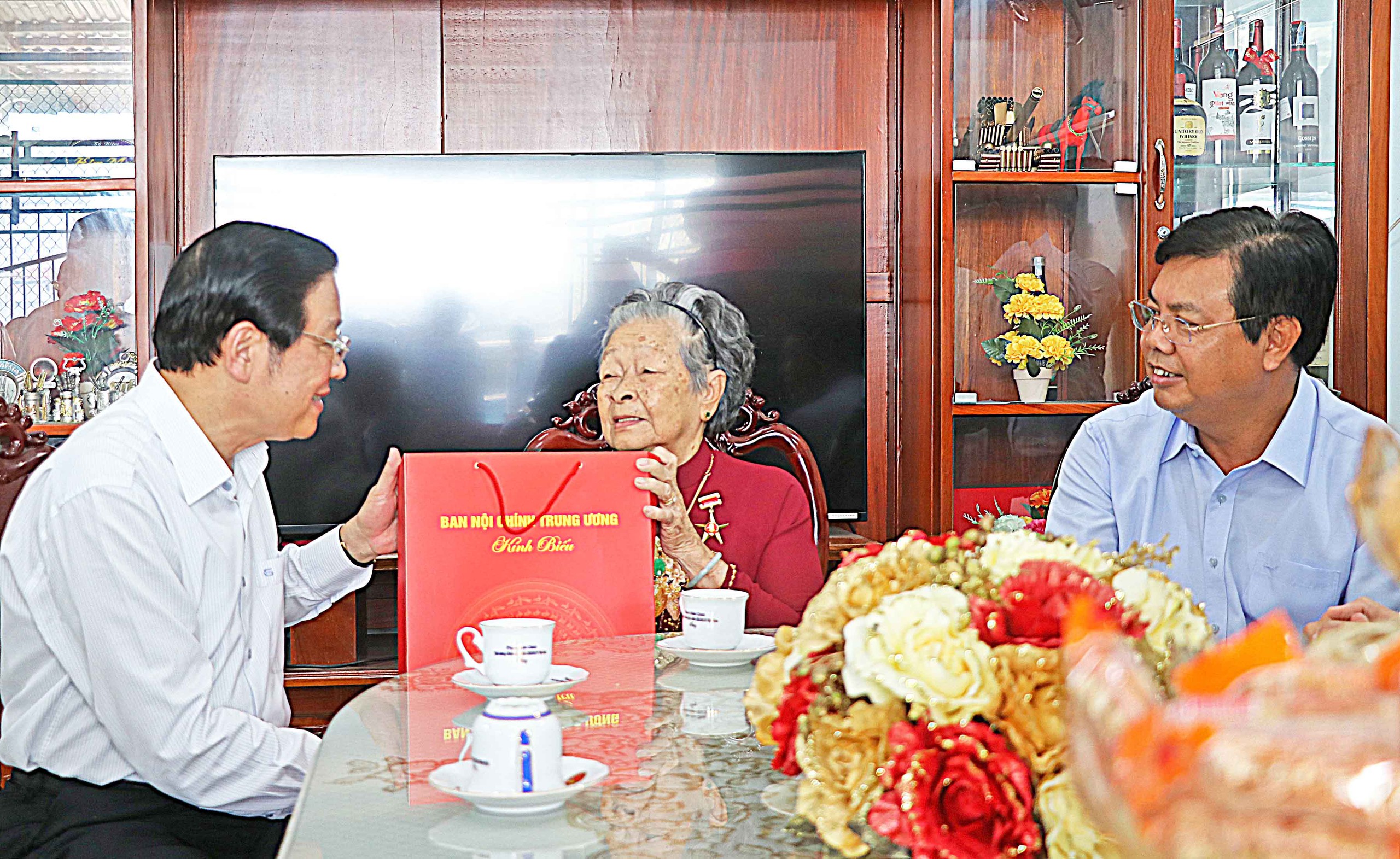 Trưởng ban Nội chính Trung ương Phan Đình Trạc thăm, chúc tết tại Cà Mau- Ảnh 1. Trưởng ban Nội chính Trung ương Phan Đình Trạc thăm, chúc tết tại Cà Mau- Ảnh 1.