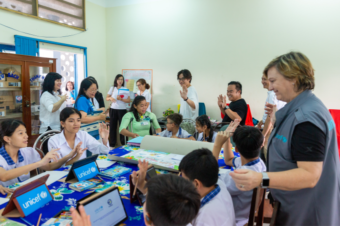 Đại diện UNICEF và Masterise tham gia các hoạt động giáo dục và trải nghiệm sáng kiến Thư viện số Toàn cầu được UNICEF lần đầu giới thiệu tại Sóc Trăng. Ảnh: