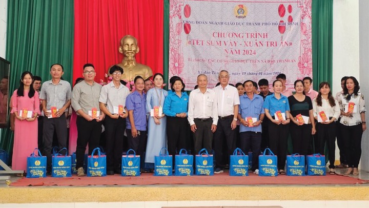 Công đoàn ngành giáo dục TP.HCM tặng quà tết cho cán bộ, giáo viên, nhân viên đang công tác tại các trường học tại xã Thạnh An, huyện Cần Giờ.
