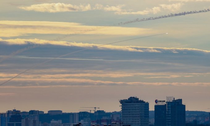 Phòng không Ukraine khai hỏa đối phó đòn tập kích của Nga nhằm vào Kiev cuối tháng 12/2022. Ảnh: AFP
