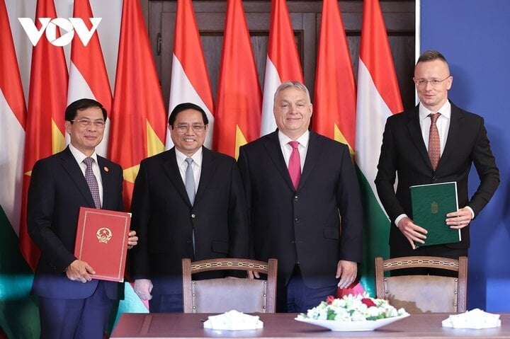 Hai Thủ tướng chứng kiến lễ ký Bản ghi nhớ về hợp tác giữa Bộ Ngoại giao Việt Nam và Bộ Ngoại giao và Thương mại Hungary.