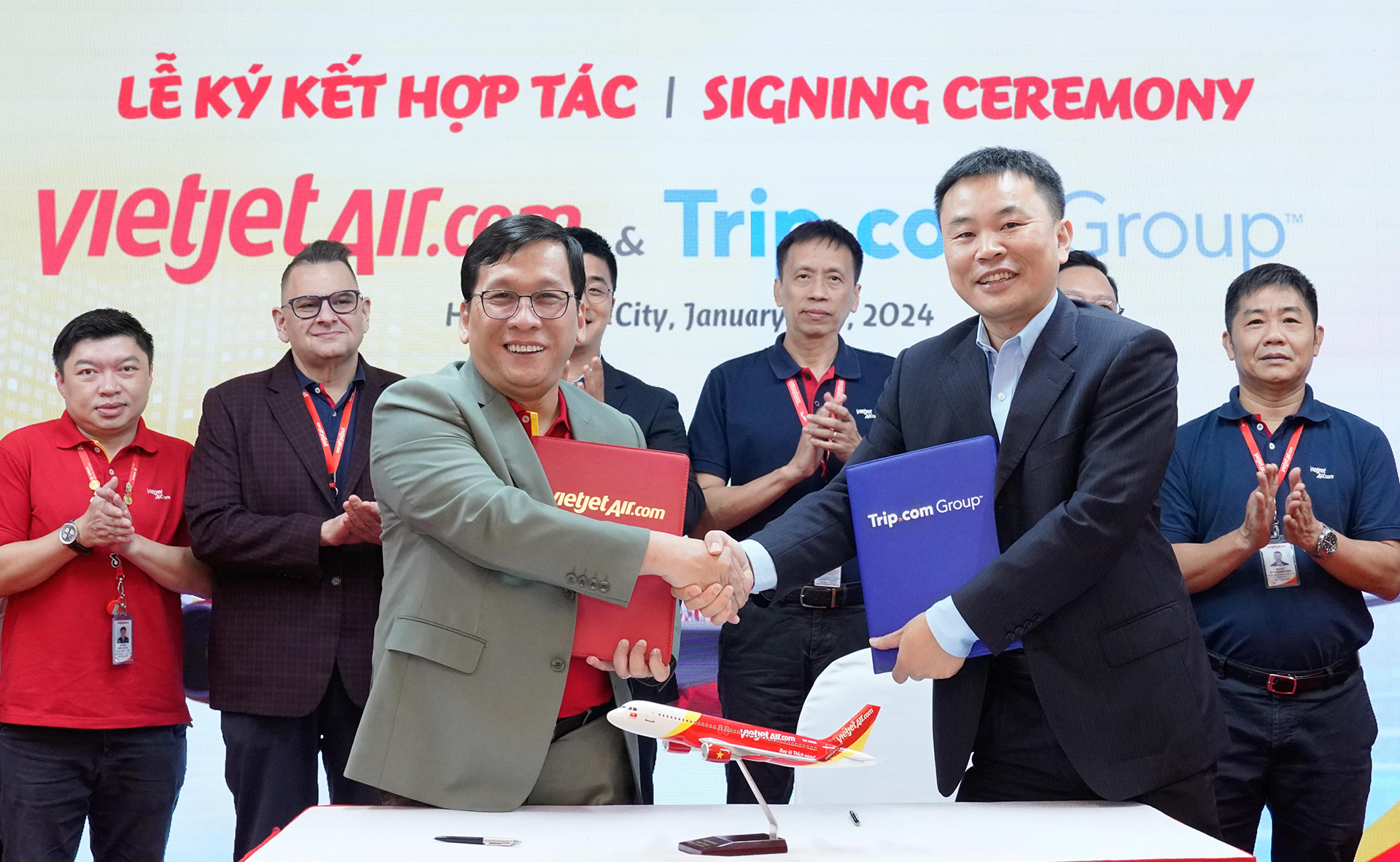 Ông Đinh Việt Phương (trái), Tổng Giám đốc Vietjet và ông Yudong Tan, Giám đốc điều hành mảng hàng không của Tập đoàn Trip.com cùng ký kết hợp tác chiến lược Ông Đinh Việt Phương (trái), Tổng Giám đốc Vietjet và ông Yudong Tan, Giám đốc điều hành mảng hàng không của Tập đoàn Trip.com cùng ký kết hợp tác chiến lược