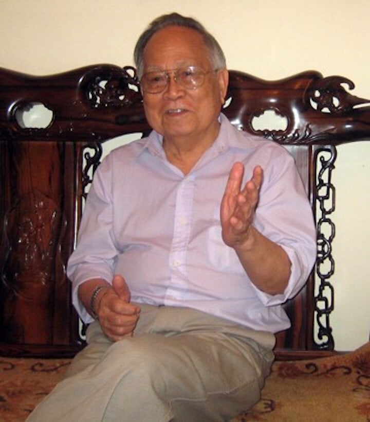 Nhà văn, Thiếu tướng Hồ Phương có sức viết dồi dào.