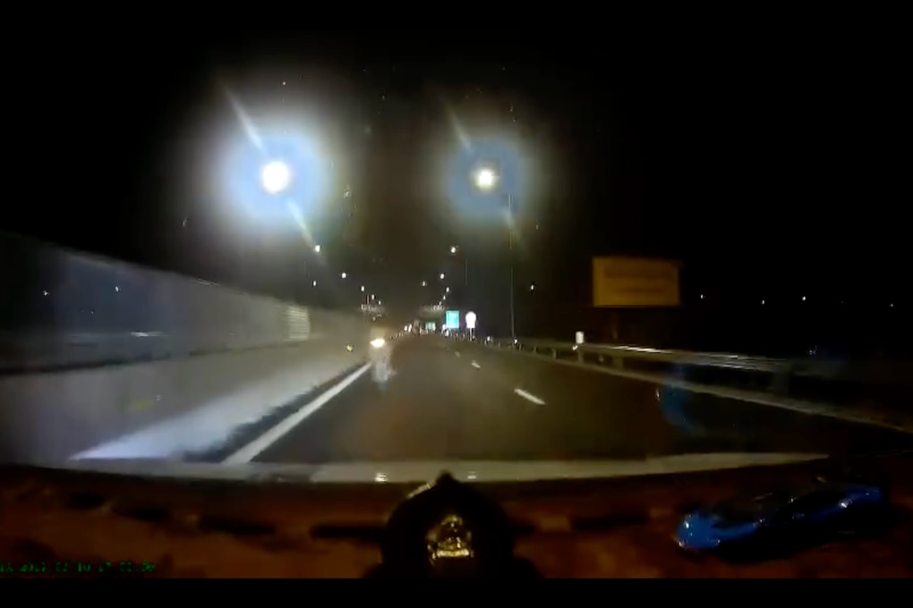 Xe máy đi ngược chiều tông vỡ gương ô tô trên cao tốc Mỹ Thuận - Cần Thơ - 1