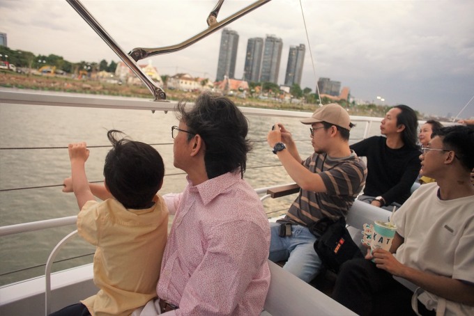 Du khách trải nghiệm ngắm cảnh cảnh sông Sài Gòn trên buýt sông hai tầng, tháng 12/2023. Ảnh: Bích Phương