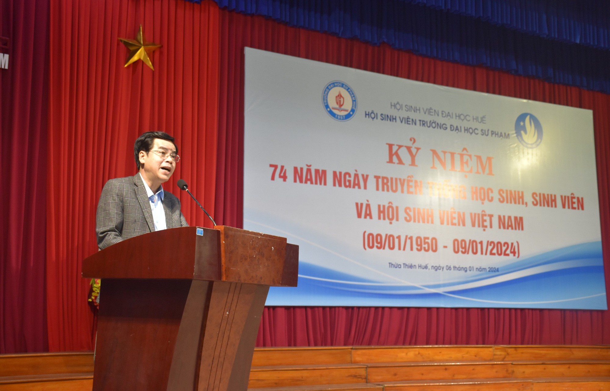 Ý nghĩa của danh hiệu Sinh viên 5 tốt không nằm ở tấm giấy chứng nhận- Ảnh 1. Ý nghĩa của danh hiệu Sinh viên 5 tốt không nằm ở tấm giấy chứng nhận- Ảnh 1.