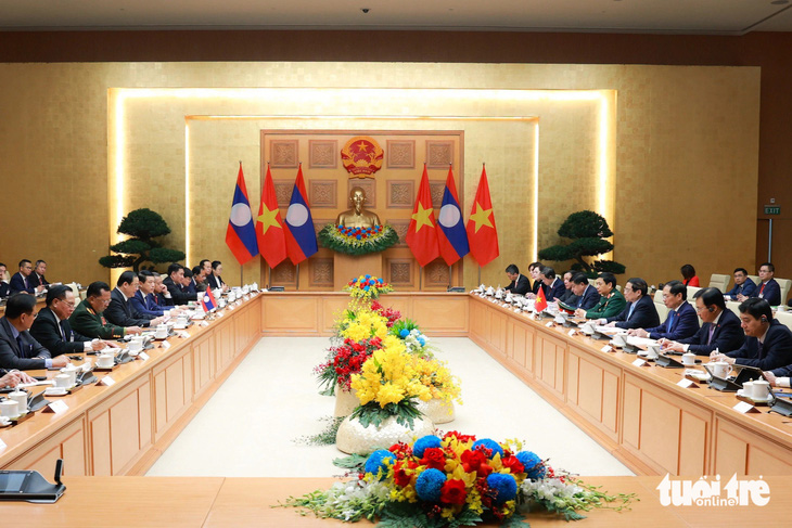 Thúc đẩy làm đường cao tốc, đường sắt nối Việt Nam và Lào- Ảnh 1. Toàn cảnh cuộc hội đàm tại trụ sở Chính phủ - Ảnh: HẢI NGUYỄN
