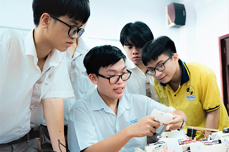 Lê Minh Đức (thứ hai, từ trái qua) cùng các bạn trong nhóm nghiên cứu tại Trường THPT chuyên Lê Hồng Phong (TP.HCM) - Ảnh: THÀNH ĐOÀN - Vietnam.vn Lê Minh Đức (thứ hai, từ trái qua) cùng các bạn trong nhóm nghiên cứu tại Trường THPT chuyên Lê Hồng Phong (TP.HCM) - Ảnh: THÀNH ĐOÀN