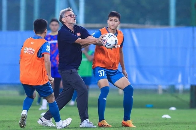 Bùi Hoàng Việt Anh: Ngôi sao mới ở hàng phòng ngự đội tuyển Việt Nam- Ảnh 4. Bùi Hoàng Việt Anh: Ngôi sao mới ở hàng phòng ngự đội tuyển Việt Nam- Ảnh 4.