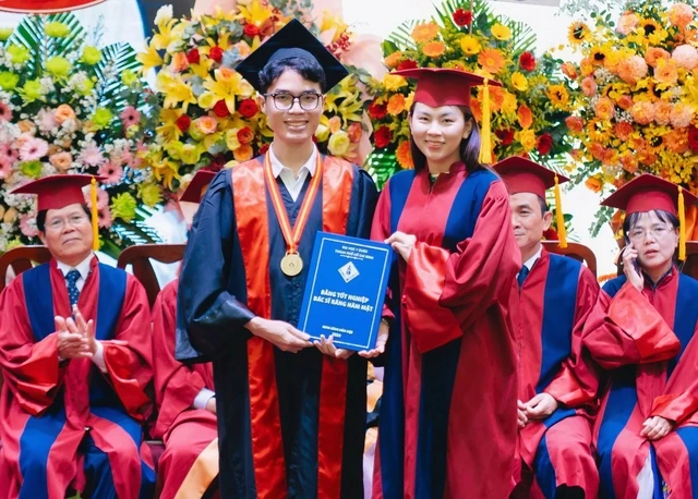 Chàng trai từng học chuyên toán giành nhiều giải thưởng về văn thơ- Ảnh 1. - Vietnam.vn Chàng trai từng học chuyên toán giành nhiều giải thưởng về văn thơ- Ảnh 1.