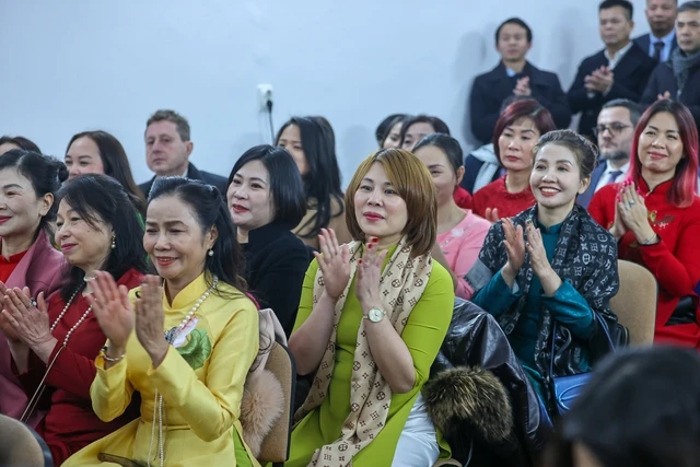 Thủ tướng: Giải quyết công việc của bà con kiều bào phải 'như việc của nhà mình'- Ảnh 4. Thủ tướng: Giải quyết công việc của bà con kiều bào phải 'như việc của nhà mình'- Ảnh 4.