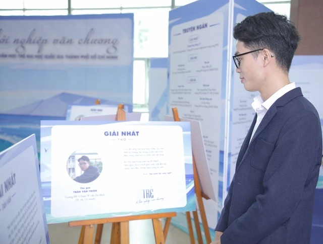 Chàng trai từng học chuyên toán giành nhiều giải thưởng về văn thơ- Ảnh 2. - Vietnam.vn Chàng trai từng học chuyên toán giành nhiều giải thưởng về văn thơ- Ảnh 2.