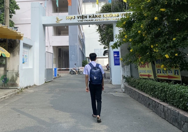 Nam sinh mồ côi, bán vé số và hành trình vào giảng đường ngành hàng không- Ảnh 1. - Vietnam.vn Nam sinh mồ côi, bán vé số và hành trình vào giảng đường ngành hàng không- Ảnh 1.