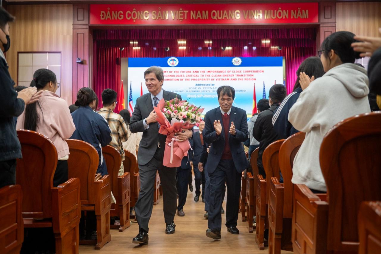 Thứ trưởng Mỹ: 15 công ty muốn đầu tư 8 tỷ USD ở Việt Nam nếu có điện sạch - 8 Thứ trưởng Mỹ: 15 công ty muốn đầu tư 8 tỷ USD ở Việt Nam nếu có điện sạch - 8