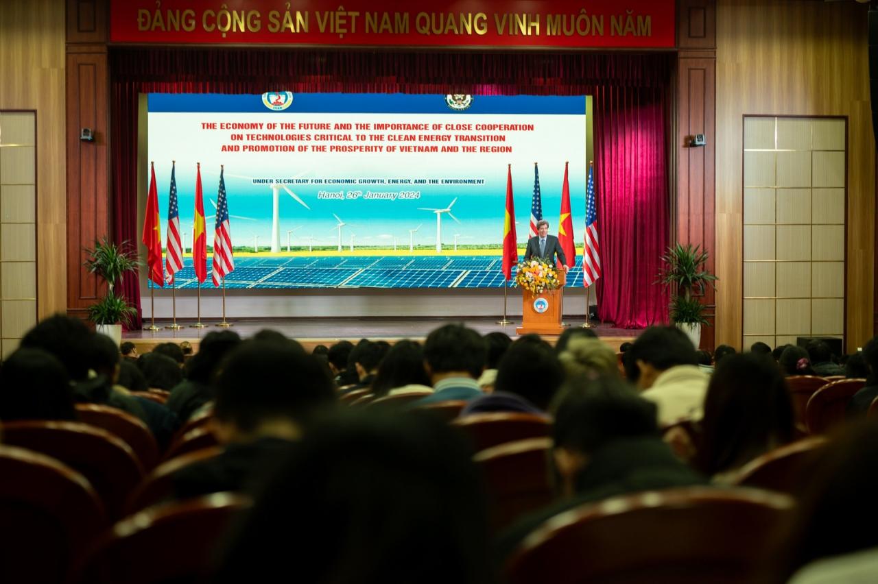 Thứ trưởng Mỹ: 15 công ty muốn đầu tư 8 tỷ USD ở Việt Nam nếu có điện sạch - 3 Thứ trưởng Mỹ: 15 công ty muốn đầu tư 8 tỷ USD ở Việt Nam nếu có điện sạch - 3
