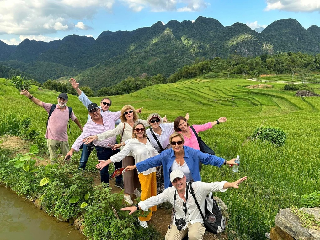 Khách Tây thích thú xin tiền… vàng mã của Việt Nam để chụp ảnh - 3 Khách Tây thích thú xin tiền… vàng mã của Việt Nam để chụp ảnh - 3