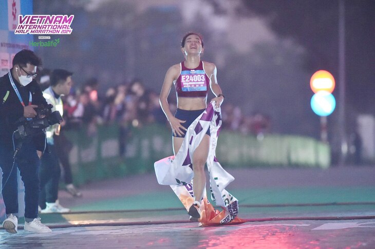 Nguyễn Thị Oanh phá kỷ lục quốc gia cự ly bán marathon trong ngày đầu năm 2024 - Ảnh: VIHM 2024