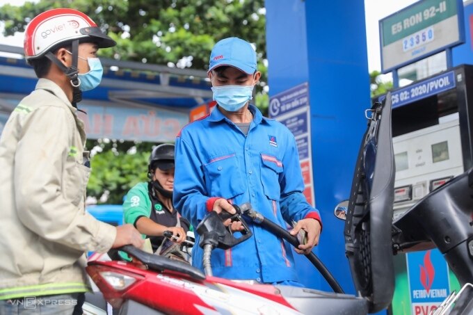 Người dân đổ nhiên liệu tại một cây xăng trên Xa lộ Hà Nội, TP Thủ Đức (TP HCM), tháng 9/2022. Ảnh: Quỳnh Trần