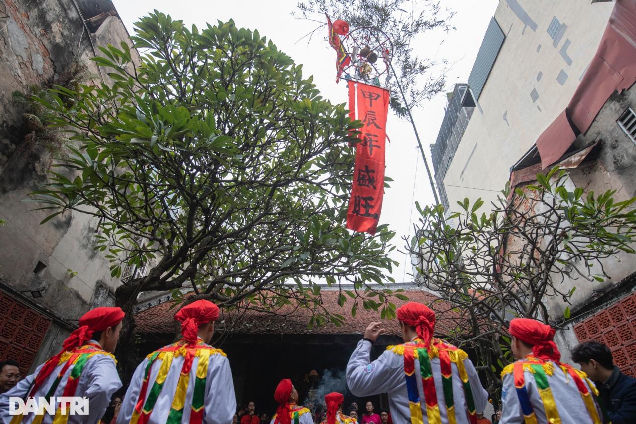 Hàng trăm người mặc áo dài rước lễ trên phố cổ Hà Nội - 12 Hàng trăm người mặc áo dài rước lễ trên phố cổ Hà Nội - 12