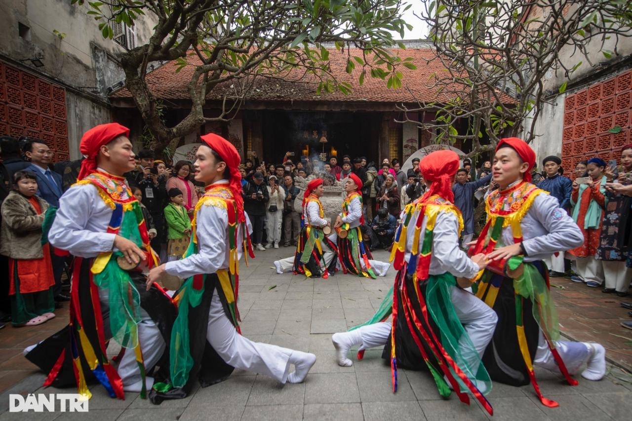 Hàng trăm người mặc áo dài rước lễ trên phố cổ Hà Nội - 13 Hàng trăm người mặc áo dài rước lễ trên phố cổ Hà Nội - 13