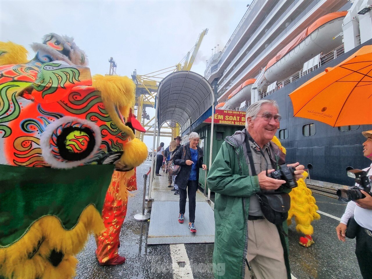 Cận cảnh du thuyền 5 sao đưa 2.000 khách quốc tế đến Đà Nẵng đầu năm mới ảnh 2