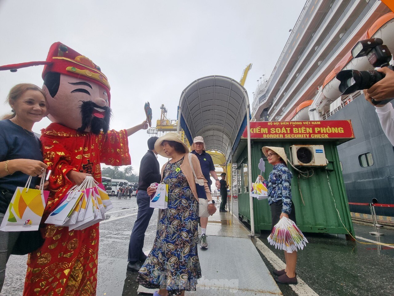 Cận cảnh du thuyền 5 sao đưa 2.000 khách quốc tế đến Đà Nẵng đầu năm mới ảnh 4