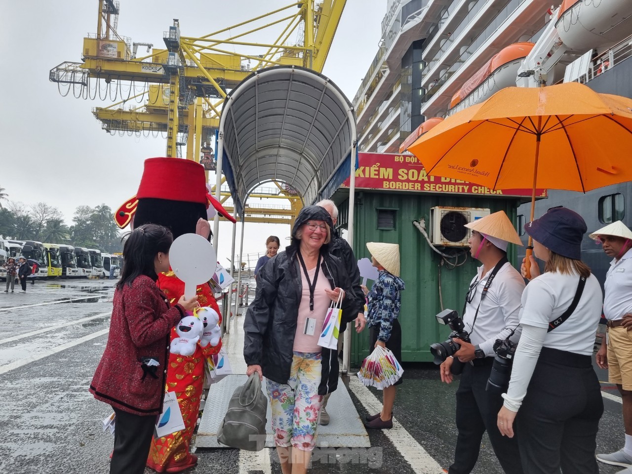 Cận cảnh du thuyền 5 sao đưa 2.000 khách quốc tế đến Đà Nẵng đầu năm mới ảnh 3