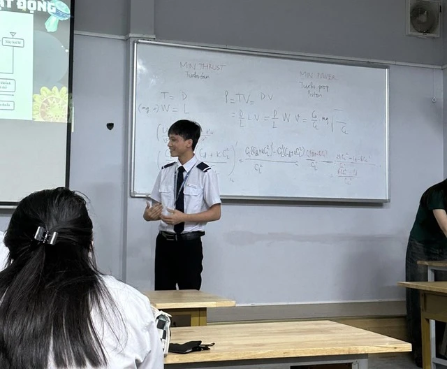 Nam sinh mồ côi, bán vé số và hành trình vào giảng đường ngành hàng không- Ảnh 2. - Vietnam.vn Nam sinh mồ côi, bán vé số và hành trình vào giảng đường ngành hàng không- Ảnh 2.