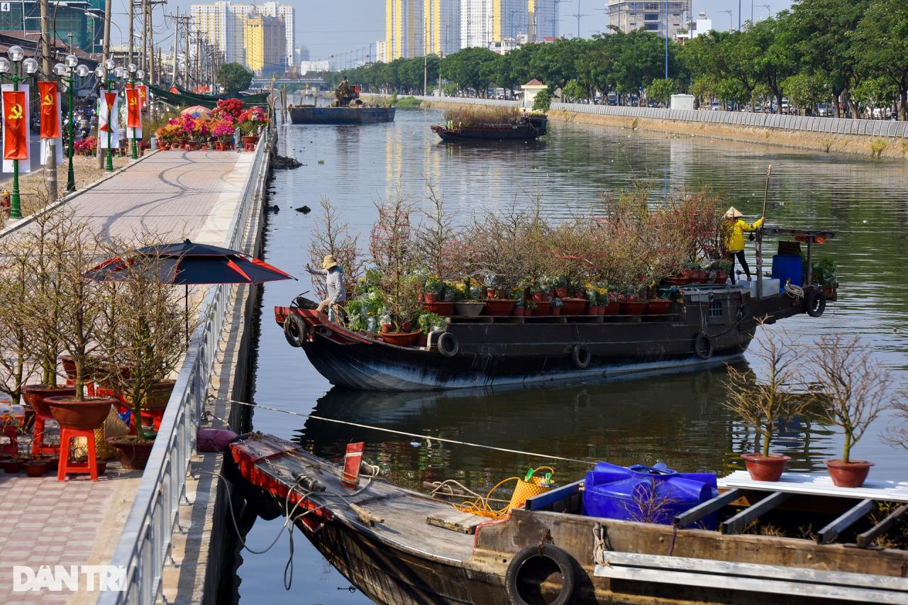 Những chiếc ghe miền Tây mang Tết đến TPHCM - 1 Những chiếc ghe miền Tây mang Tết đến TPHCM - 1