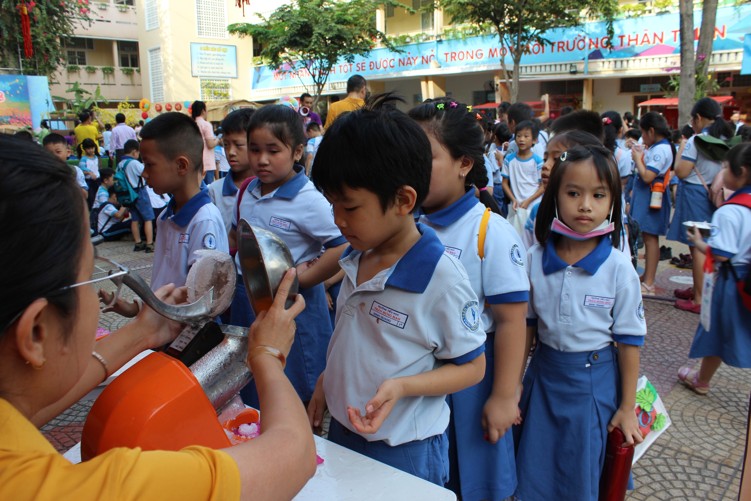 Học sinh TP.HCM bơi xuồng, gói bánh… đón tết dân gian- Ảnh 3. Học sinh TP.HCM bơi xuồng, gói bánh… đón tết dân gian- Ảnh 3.